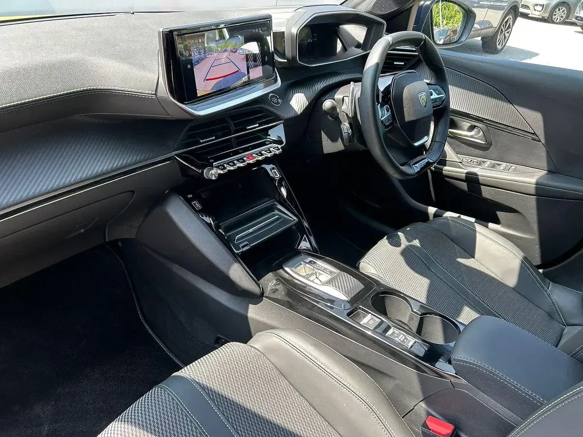 Used Peugeot 208 GT 100 HP (73 kW) 2024 Yellow Hatchback
