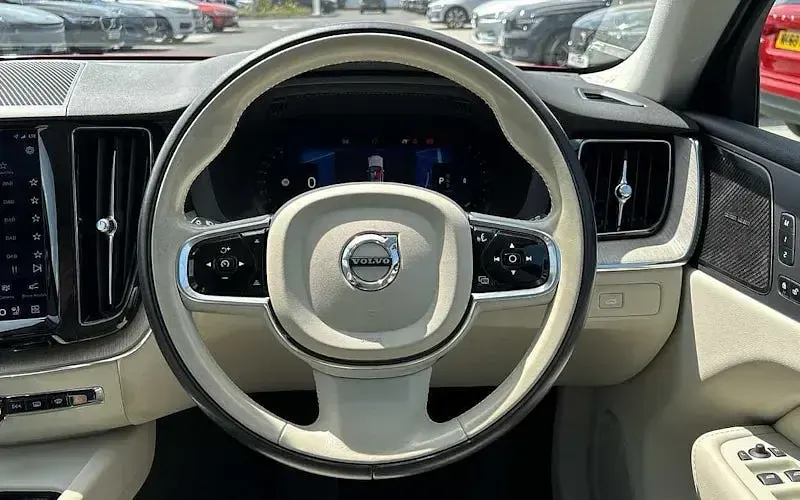 Used Volvo XC60 Plus 197 HP (144 kW) 2022 Red SUV