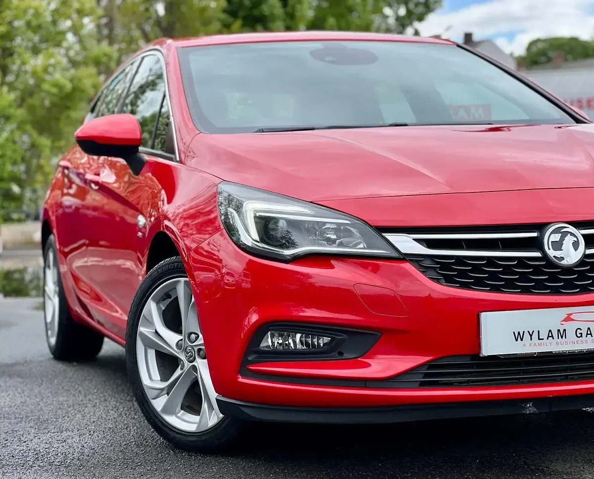Used Vauxhall Astra SRi 150 HP (110 kW) 2017 Red Hatchback