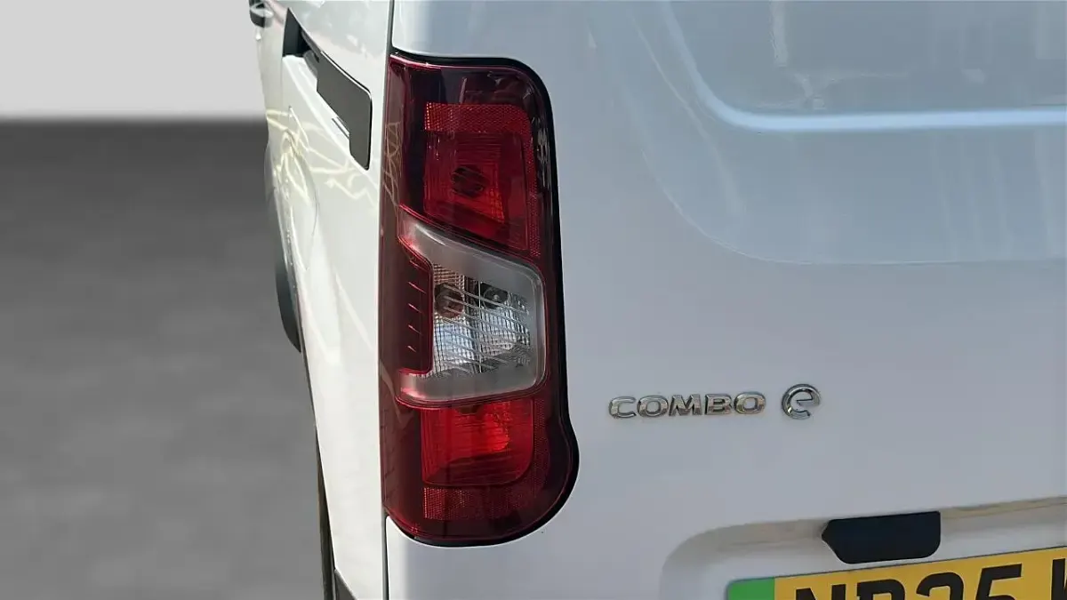 Used Vauxhall Combo 98 kW (134 HP) 2025 White MPV