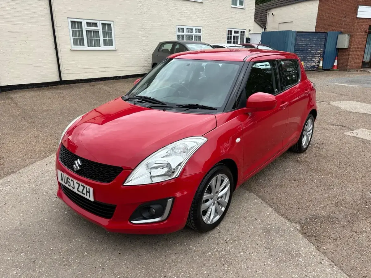 Usado Suzuki Swift SZ3 94 HP (69 kW) 2013 Vermelho Citadino