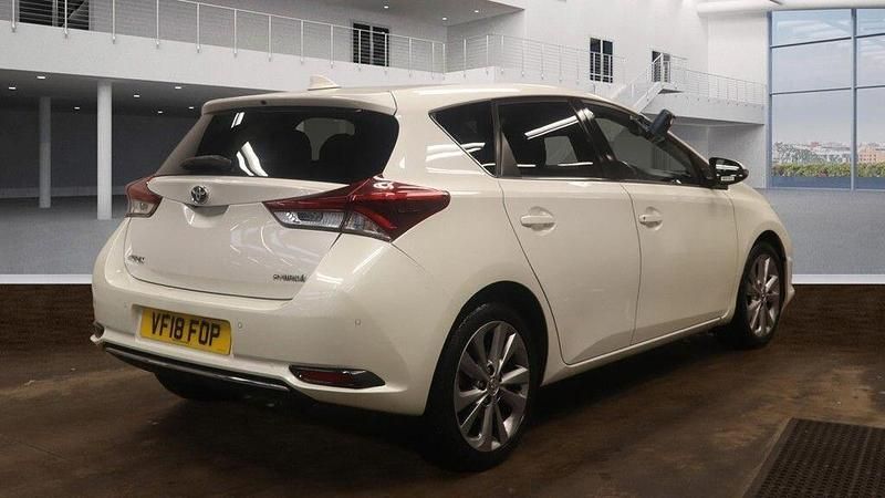 Used Toyota Auris Hybrid 136 HP (100 kW) 2018 White Hatchback