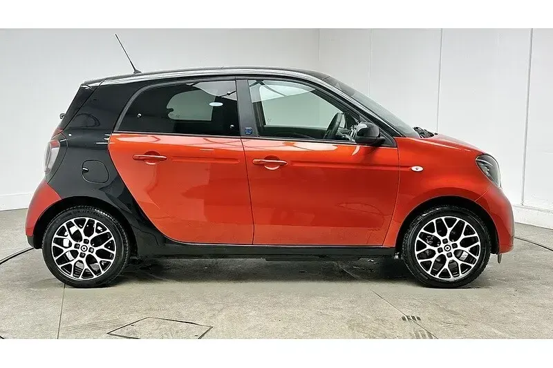 Used Smart ForFour Electric Drive Exclusive 60 kW (82 HP) 2022 Cadmium red Hatchback