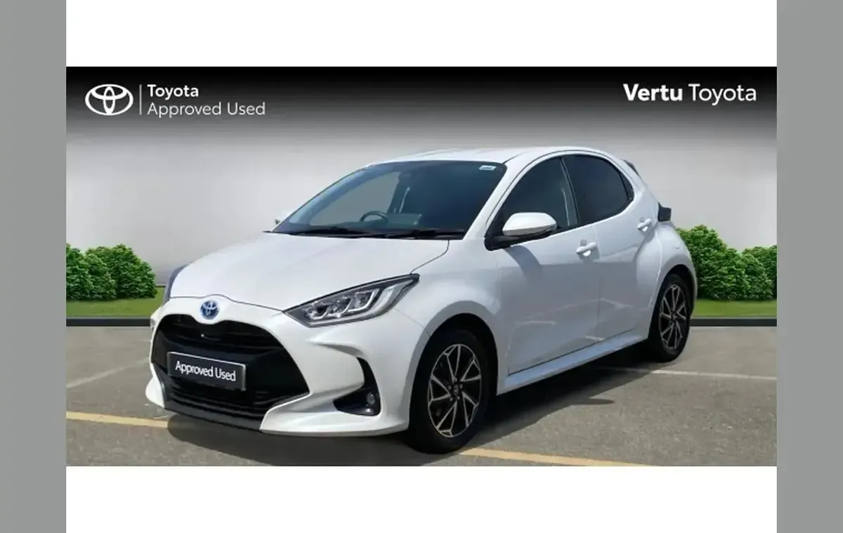 Used Toyota Yaris Design 113 HP (83 kW) 2023 White Hatchback