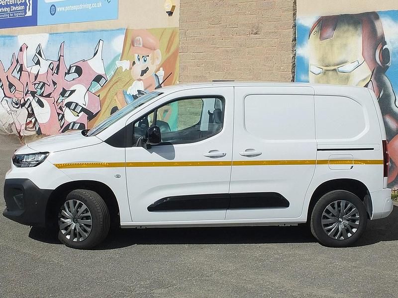 Used Citroën Berlingo 100 HP (73 kW) 2024 White MPV