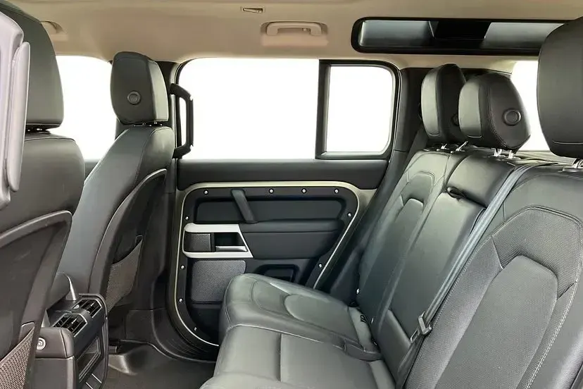 Used Land Rover Defender SE 250 HP (183 kW) 2024 Pangea green SUV
