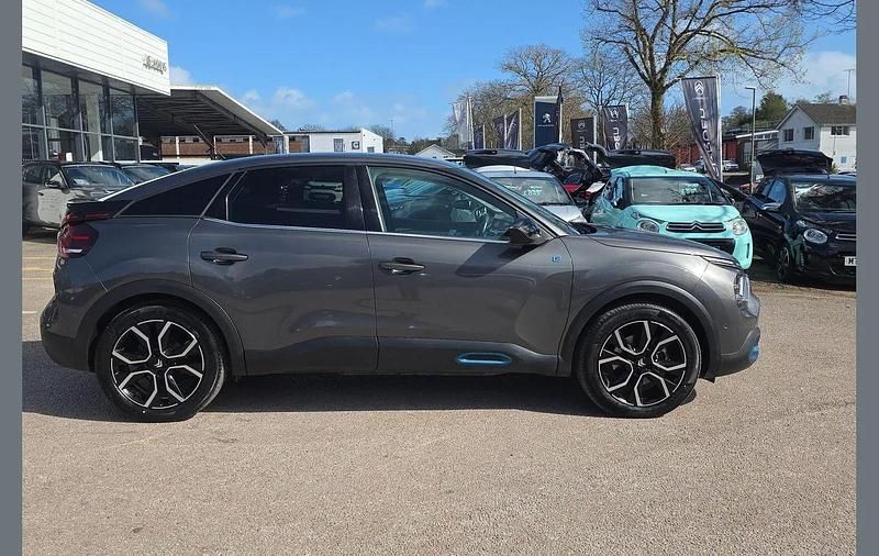 Begagnad Citroën e-C4 Shine 100 kW (136 HK) 2023 Grå Halvkombi