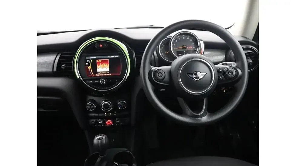 Used Mini Cooper Classic 134 HP (98 kW) 2019 White Hatchback