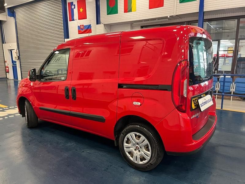 Used Fiat Doblò 95 HP (69 kW) 2018 Red MPV
