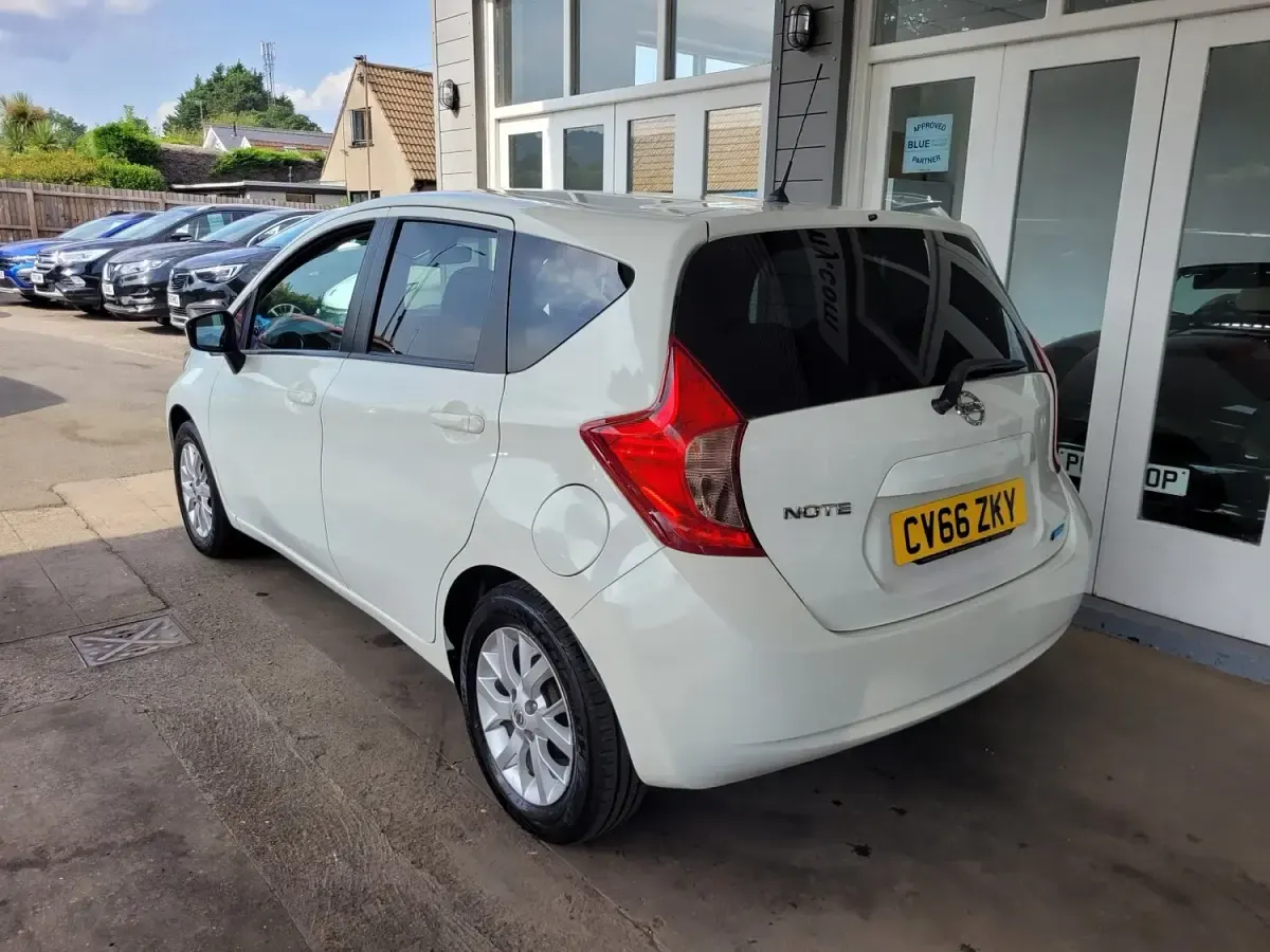Used Nissan Note Acenta Premium 90 HP (66 kW) 2016 White Hatchback