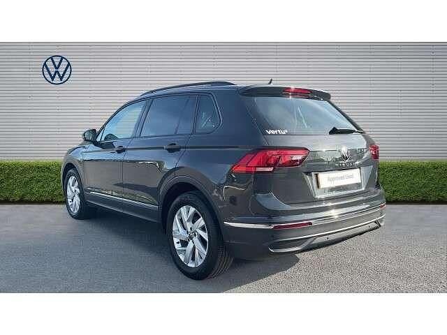 Usado VW Tiguan Life 150 CV (110 kW) 2022 Gris SUV