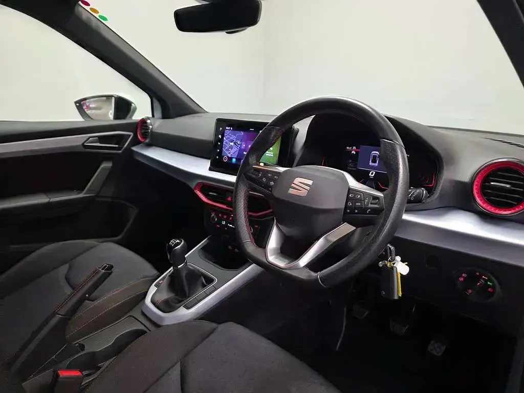 Used Seat Arona FR 113 HP (83 kW) 2024 White SUV