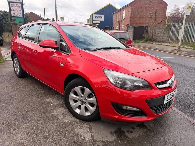 Used Vauxhall Astra Design Edition 115 HP (84 kW) 2015 Red Estate