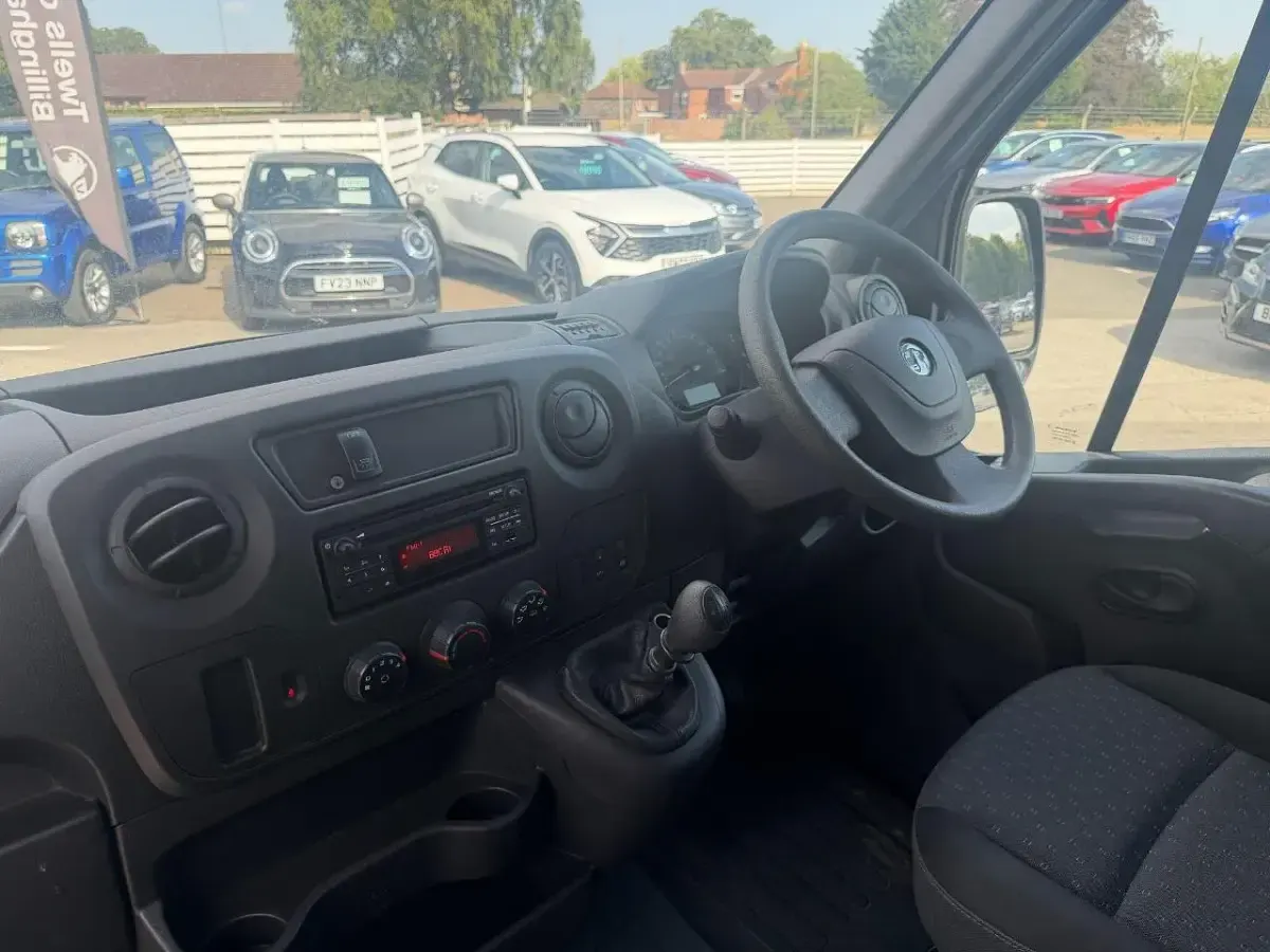 Used Vauxhall Movano S 143 HP (105 kW) 2019 White MPV