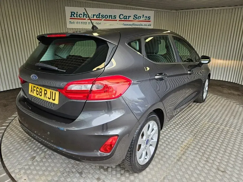 Usado Ford Fiesta Zetec 100 CV (73 kW) 2018 Gris Utilitario