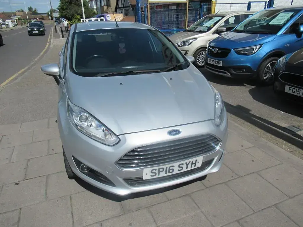 Used Ford Fiesta Titanium 100 HP (73 kW) 2016 Silver Hatchback