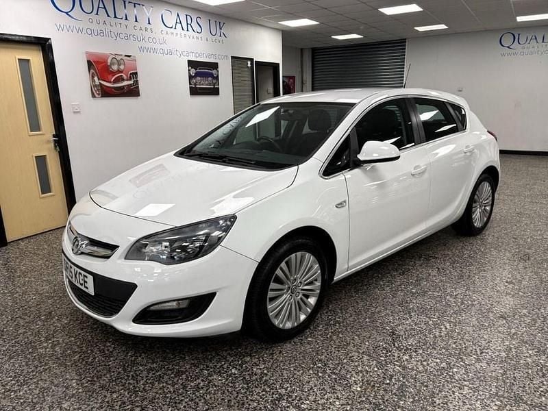 Used Vauxhall Astra Excite 100 HP (73 kW) 2015 White Hatchback