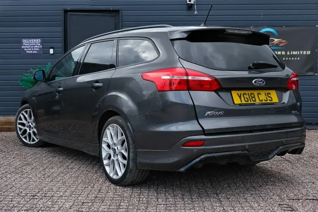 Used Ford Focus ST-Line 140 HP (102 kW) 2018 Grey Estate