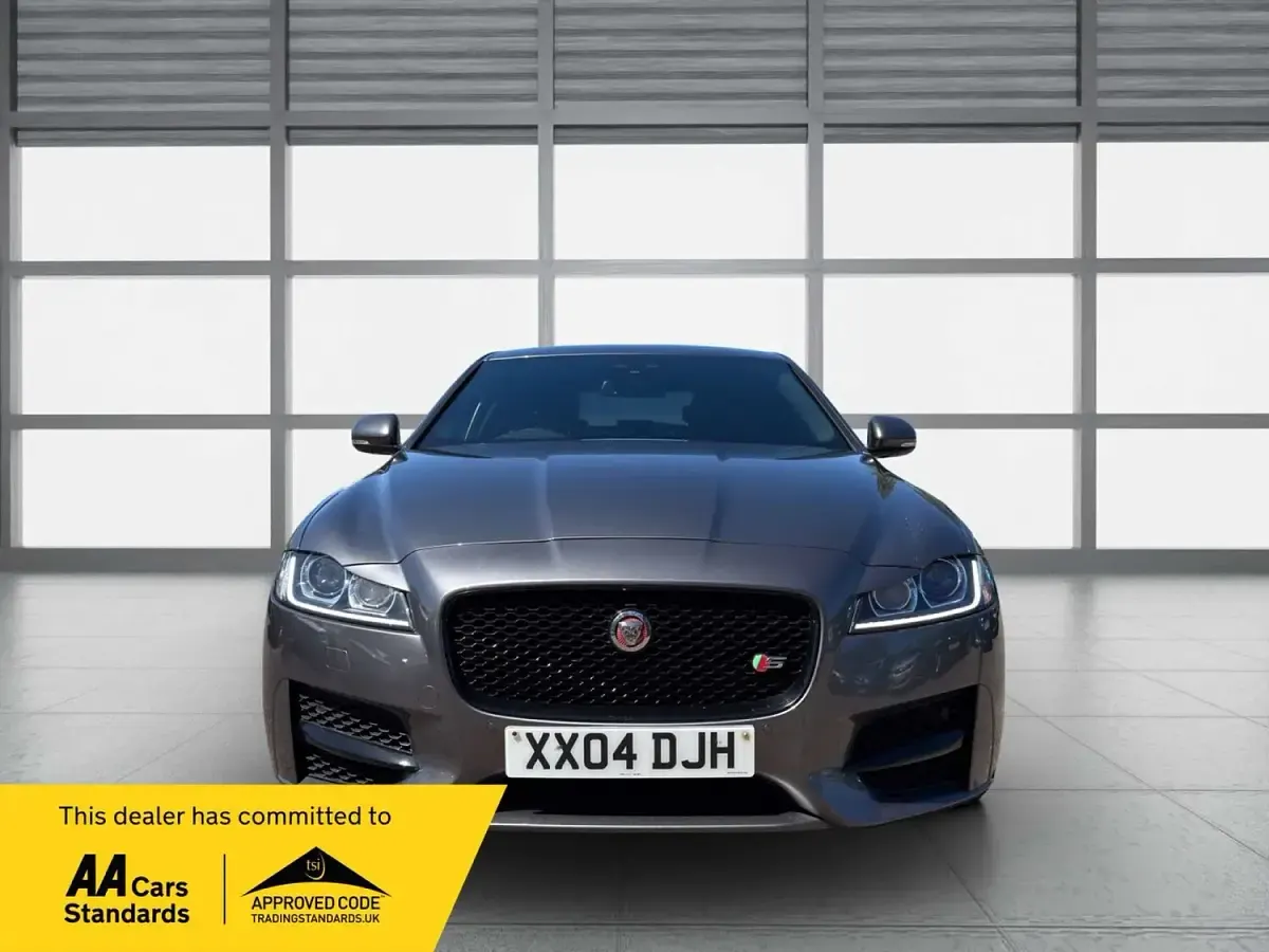 Second-hand Jaguar XF R-Sport 180 CP (132 kW) 2015 Gri Berlinǎ