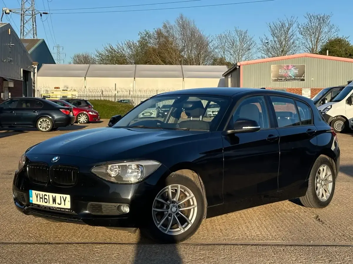 Begagnad BMW 120 2011 Svart Halvkombi