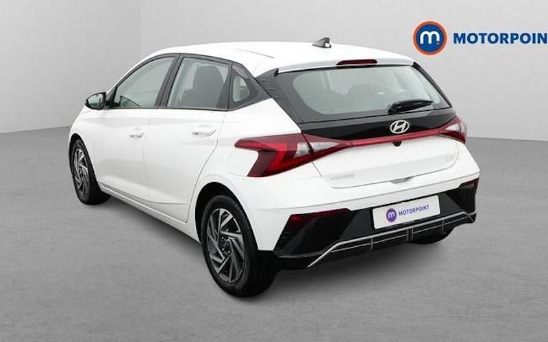 Used Hyundai i20 Advanced 101 HP (74 kW) 2024 White Hatchback