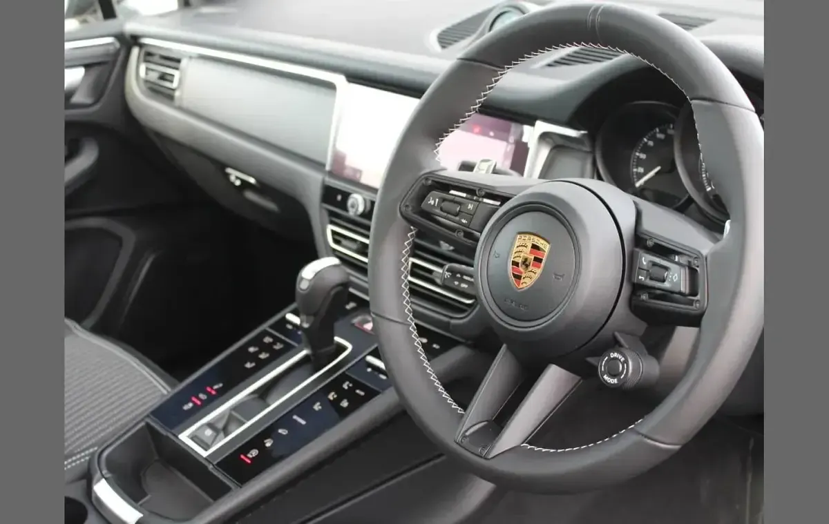 Used Porsche Macan 261 HP (191 kW) 2026 Black SUV