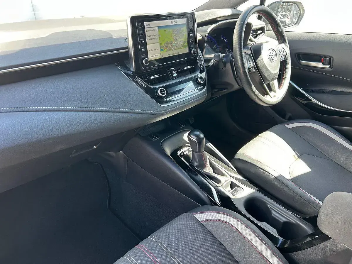 Used Toyota Corolla Sport 184 HP (135 kW) 2021 White Hatchback