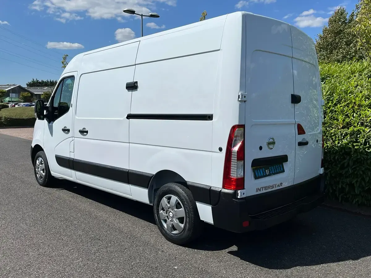 Used Nissan Interstar Tekna 135 HP (99 kW) 2022 White Van