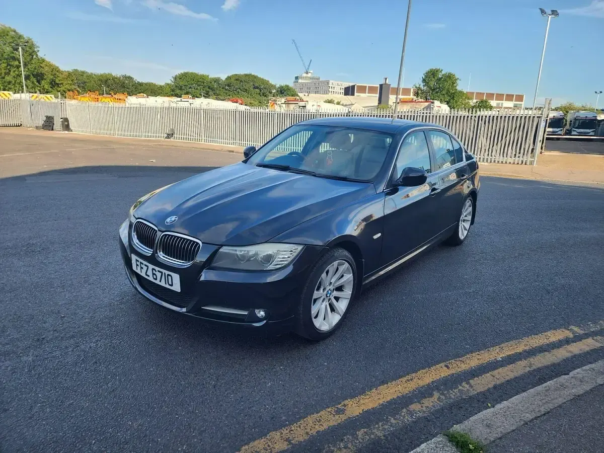 Used BMW 318 Exclusive 2011 Black Sedan