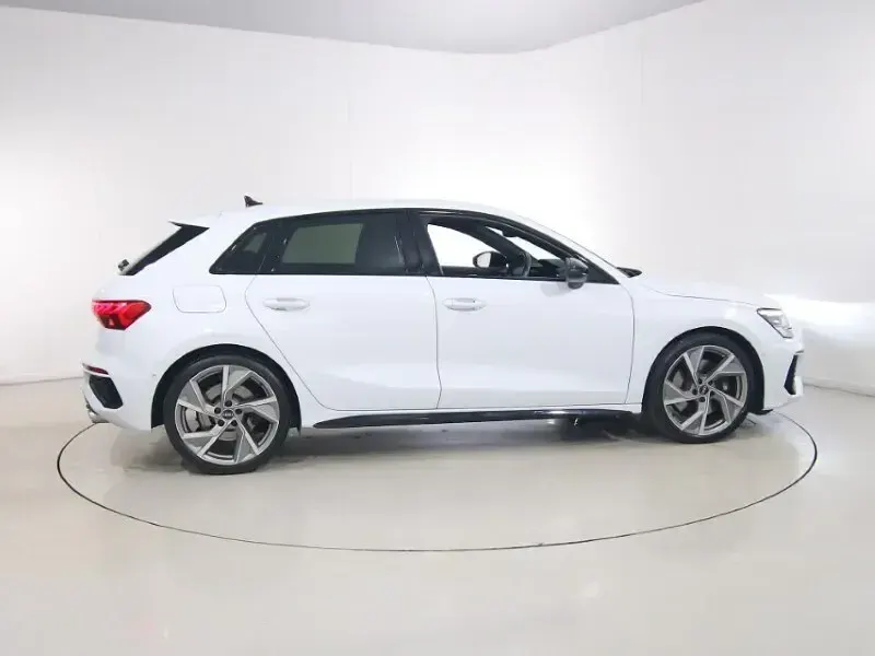 Begagnad Audi S3 Sportback Black Edition 328 HK (241 kW) 2024 Vit Halvkombi