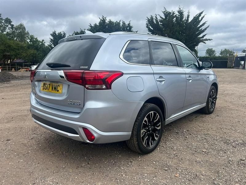 Used Mitsubishi Outlander 200 HP (147 kW) 2017 Silver SUV