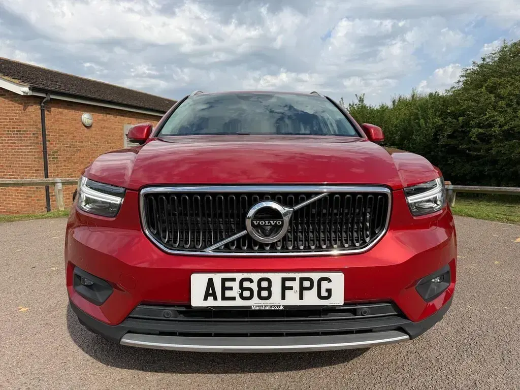 Used Volvo XC40 Momentum 2018 Red SUV
