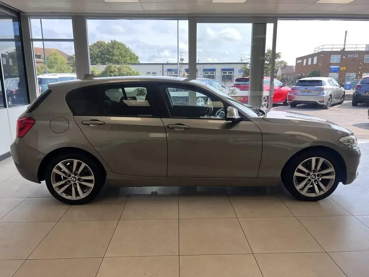 Used BMW 118 Sport Line 150 HP (110 kW) 2017 Silver Hatchback