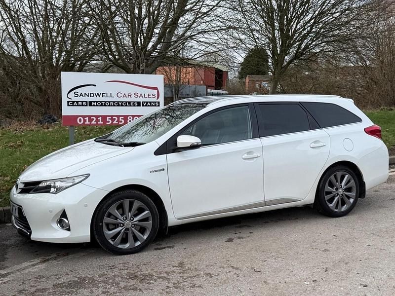 Used Toyota Auris Hybrid 2014 White Estate