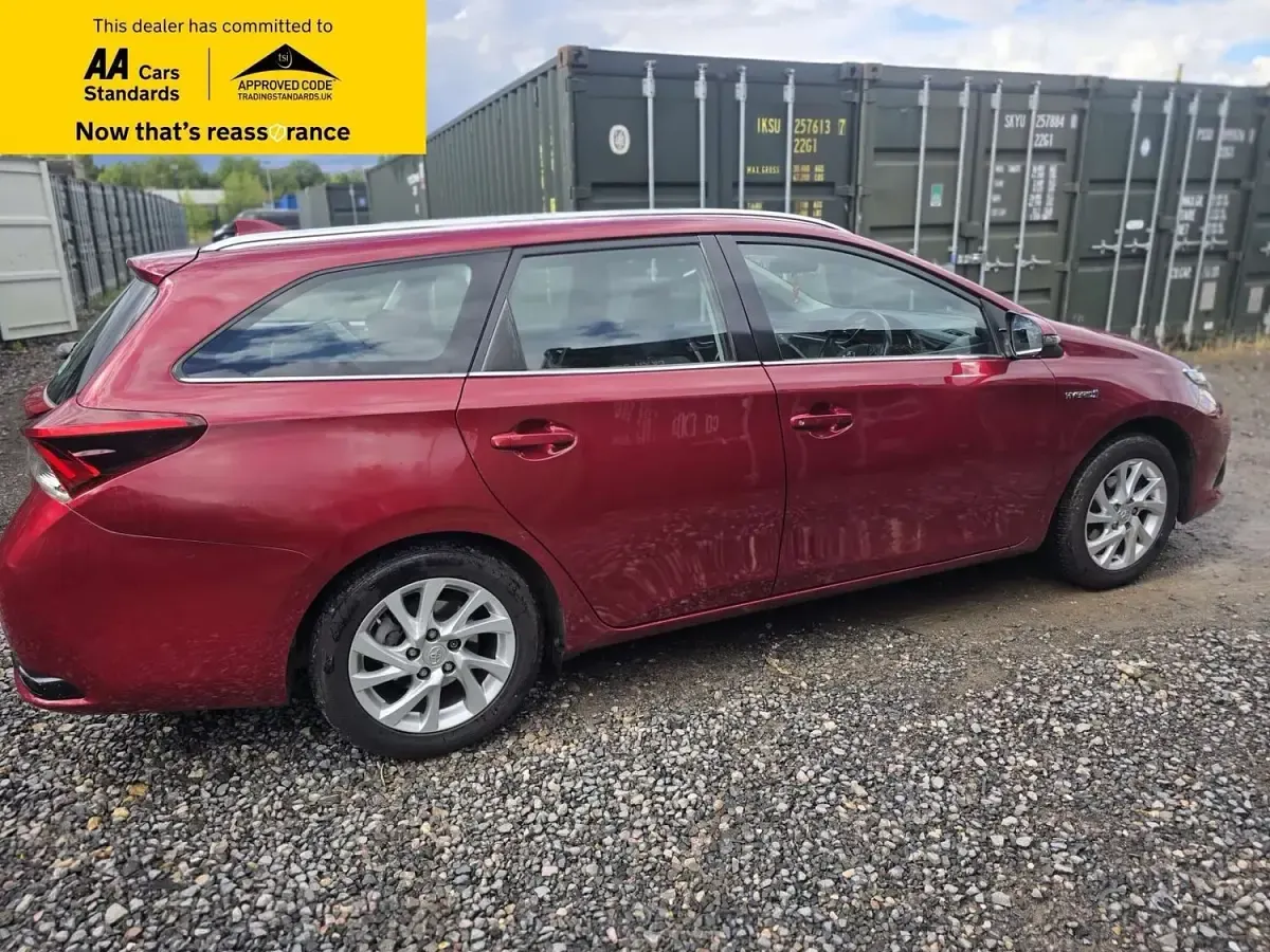 Used Toyota Auris Hybrid 136 HP (100 kW) 2018 Red Estate