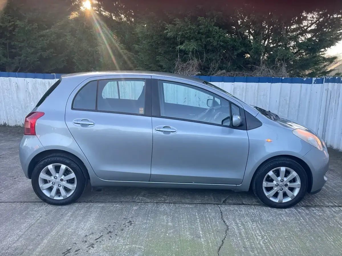 Used Toyota Yaris 85 HP (62 kW) 2008 Silver Hatchback