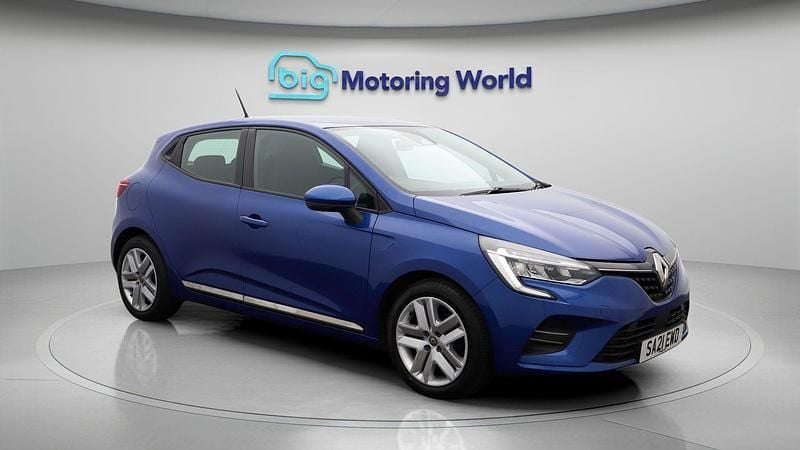 Used 2021 Renault Clio V Play | £9,900 (Fair price) - Image 1/4