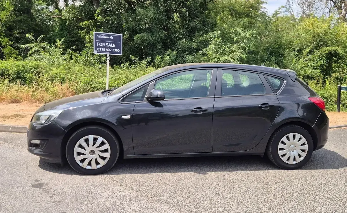 Used Vauxhall Astra 113 HP (83 kW) 2013 Black Hatchback