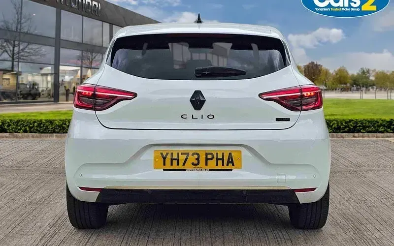 Used Renault Clio V Engineered 145 HP (106 kW) 2023 White Hatchback