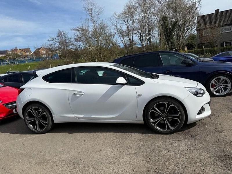 Used Vauxhall Astra GTC Edition 140 HP (102 kW) 2016 White Coupe