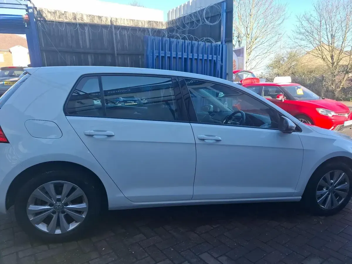 Used VW Golf VII SE 105 HP (77 kW) 2013 White Hatchback