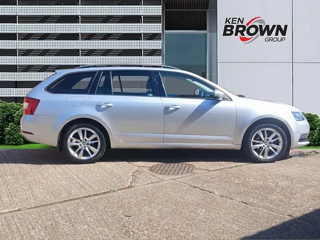 Usado Skoda Octavia 150 CV (110 kW) 2018 Plateado Familiar