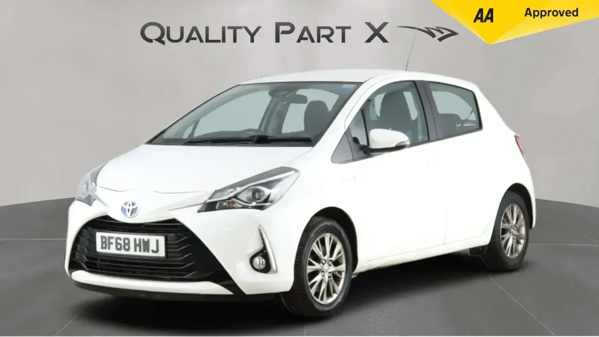 Used Toyota Yaris 100 HP (73 kW) 2018 White Hatchback