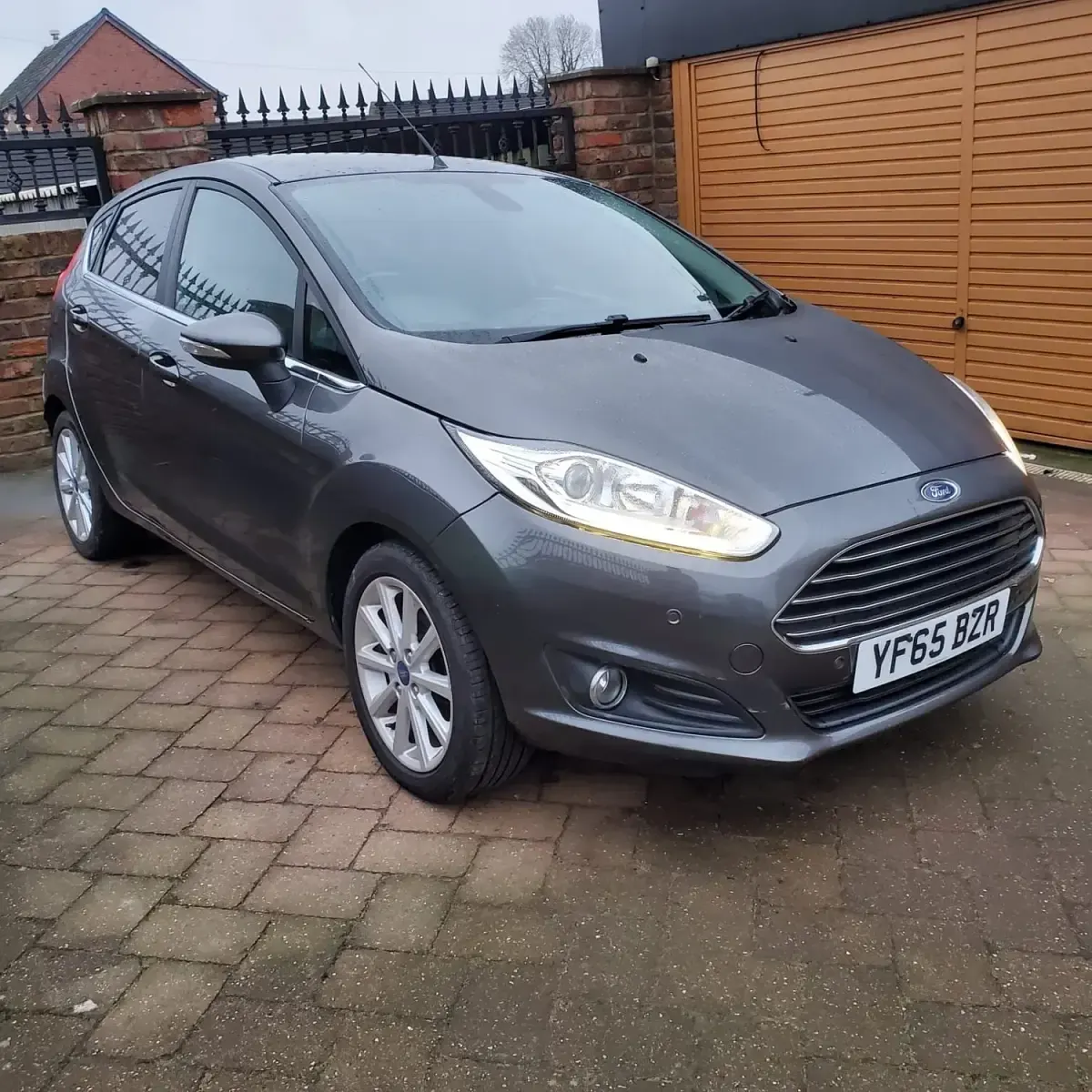Usado Ford Fiesta Titanium 75 HP (55 kW) 2015 Cinzento Citadino