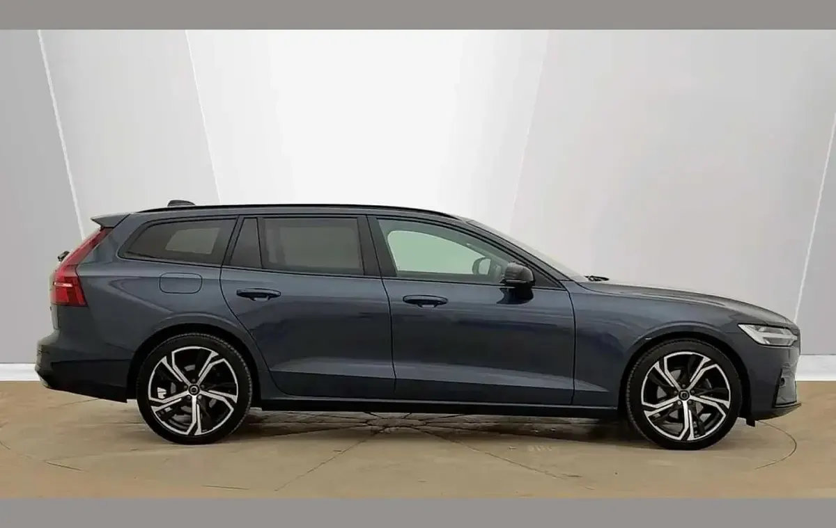 Used Volvo V60 Plus 194 HP (142 kW) 2025 Blue Estate