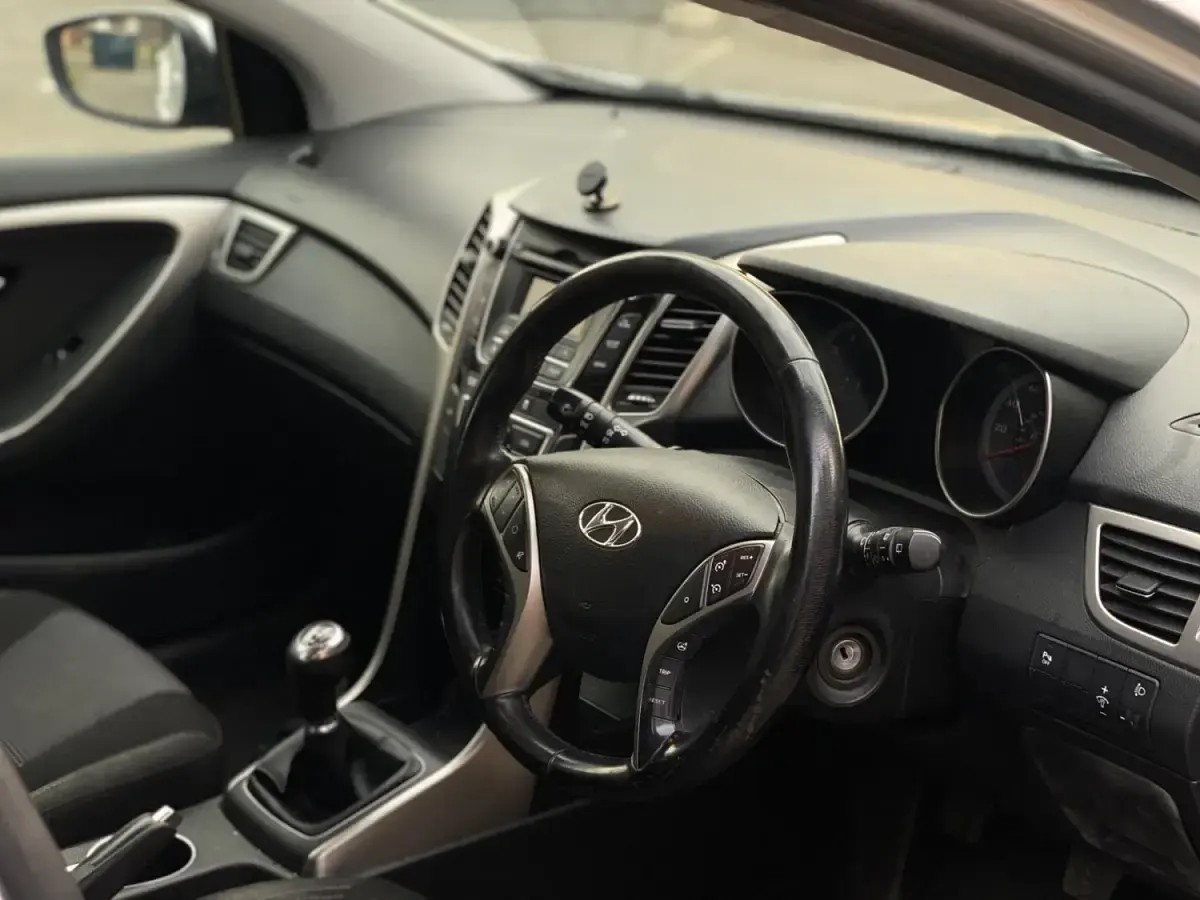 Second-hand Hyundai i30 Active 100 CP (73 kW) 2015 Argintiu Hatchback