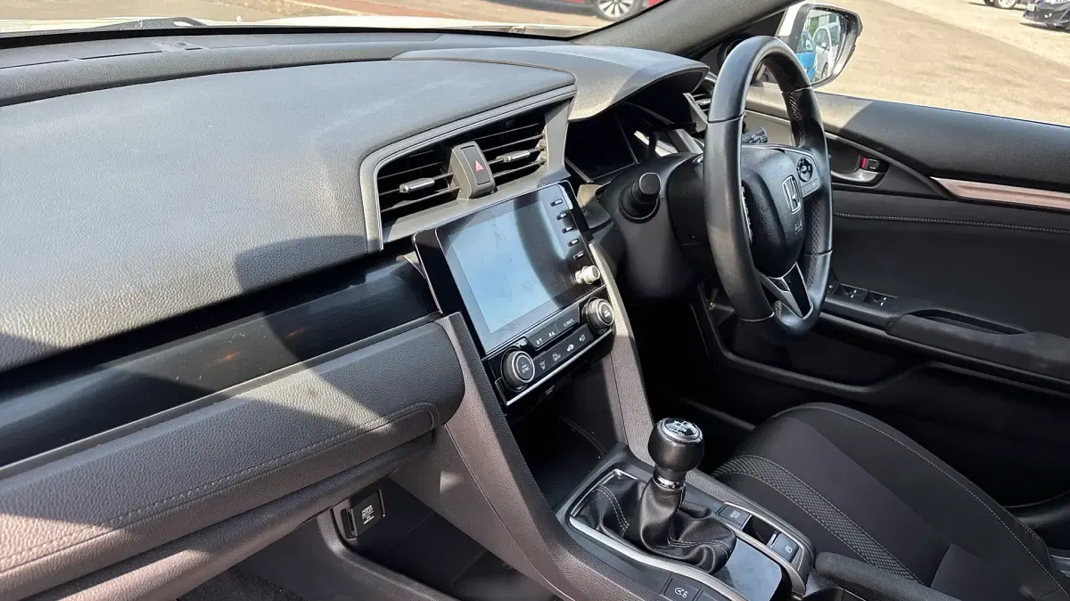 Used Honda Civic Sport 182 HP (133 kW) 2021 White Hatchback