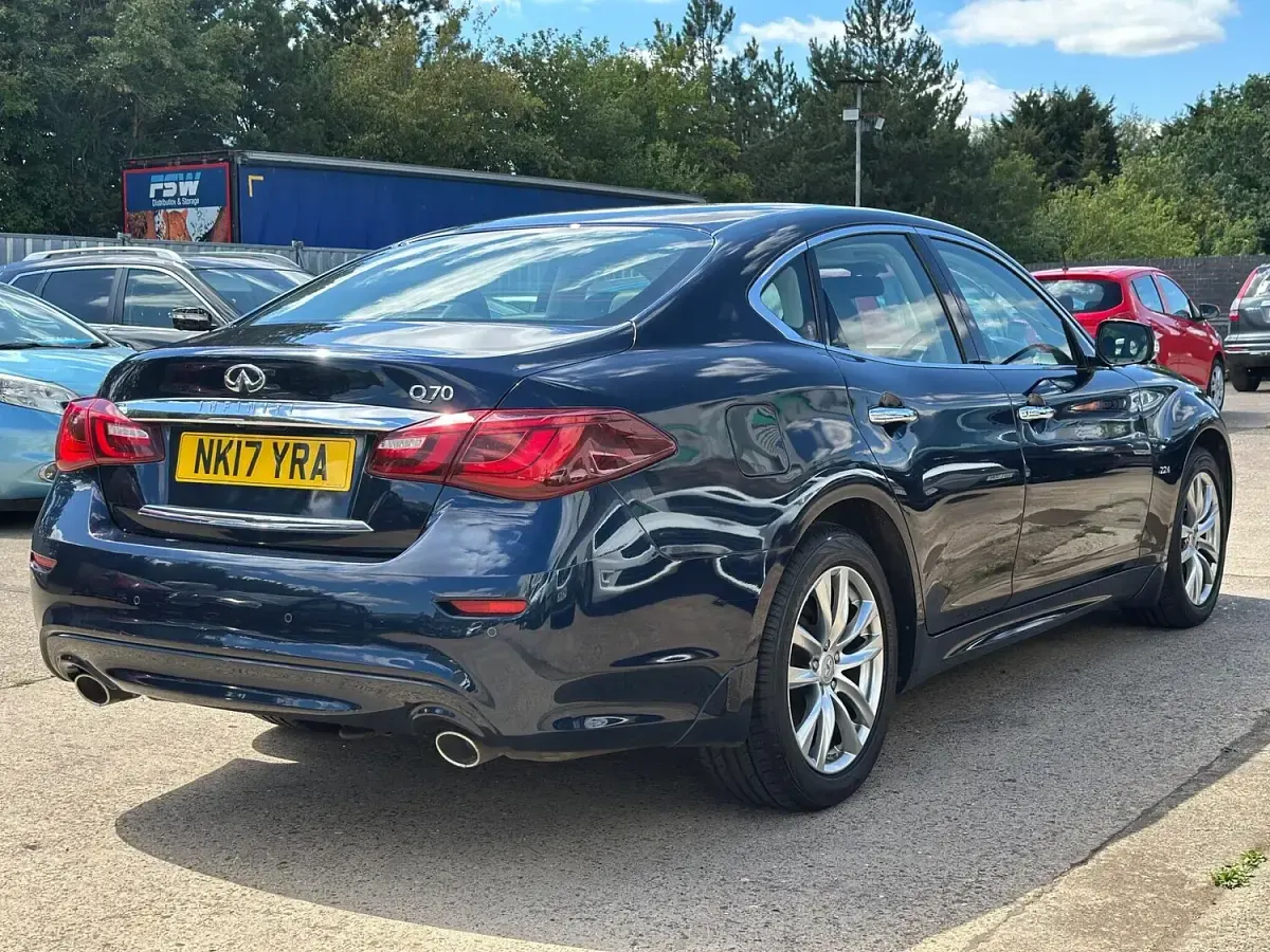 Used Infiniti Q70 Premium 170 HP (125 kW) 2017 Blue Sedan