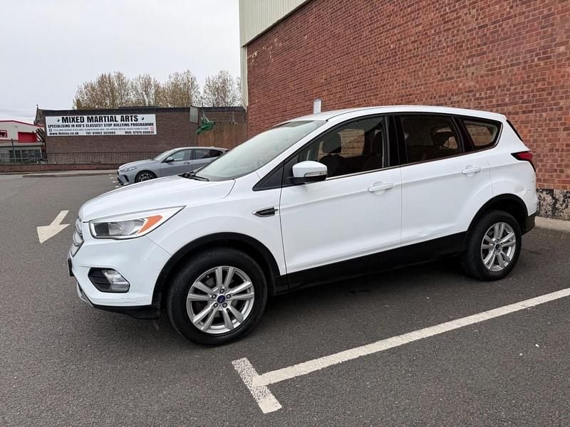 Usado Ford Kuga Zetec 120 HP (88 kW) 2017 Branco SUV