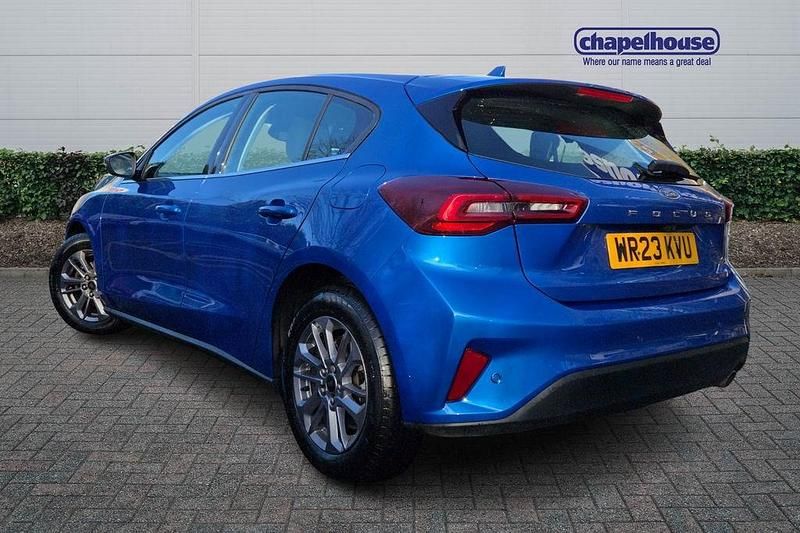 Begagnad Ford Focus Titanium 2023 Blå Halvkombi